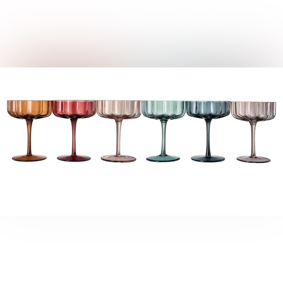 Flower shaped glasses set of six beautiful colors 😍😍✨🍸🍷🍾 (1) set of six 💕 - Picture 3 of 4